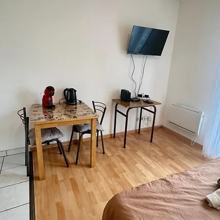 Appartement Studio Tout Equipe Avec Parking Prive *